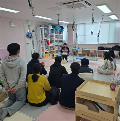 부산보건대학교 작업치료과 학생들이 꽃뿌리 아동발달센터에서 참관수업을 진행...