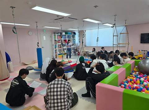 2학년 학생들이 🌸 꽃뿌리 아동발달센터를 찾아 아동 발달과 관련한 다양...